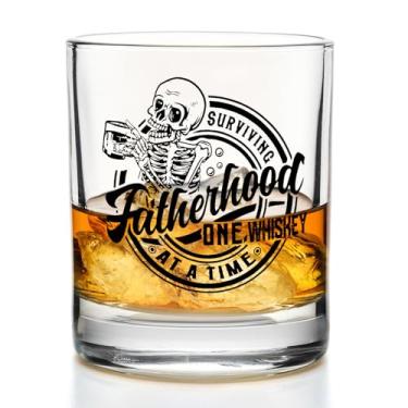 Imagem de Yomisex Copos de uísque Funny Dad 283,5 g, presentes de pai para aniversário, Natal, sobrevivência à paternidade, um uísque de cada vez, copos de pedras à moda antiga para beber Scotch Bourbon