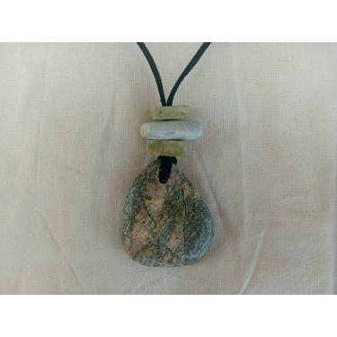 Imagem de Stone House Biojóias - Colar com Pedras - pingente com pedra em tom verde amarelado, detalhes (passantes) em tons verde e branco - fio camurçado preto com 90cm tamanho ajustável - Peça Artesanal e Exclusiva