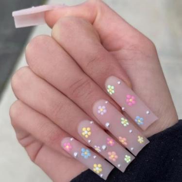 Imagem de Unhas postiças longas quadradas nude com design de flores coloridas, pérolas, cobertura total, bastão falso artificial, cola em acrílico para mulheres, 24 peças