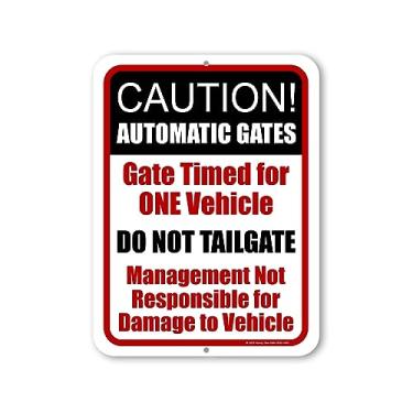 Imagem de Honey Dew Gifts, Caution Automatic Gates Gate Timed for One Vehicle Do Not Tailgate, 23 cm x 30,5 cm, placas de estacionamento de metal, placas de portão, placas de aviso de propriedade, placas