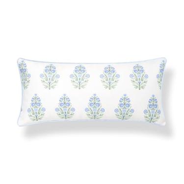 Imagem de Hofdeco Premium Capa de almofada lombar Coastal Grandmillennial Patio para ambientes internos e externos, repelente de água de 30,5 x 66 cm para quintal, sofá, piscina, flor azul bebê