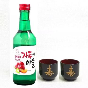 Imagem de 01 Bebida Alcoólica Soju Coreano com Sabor (Morango, Pêssego, Uva, Toranja, Yogurt, Ameixa, Blueberry) + 02 Copo Guinomi (Copo Ideograma (Kotobuki), Ameixa)