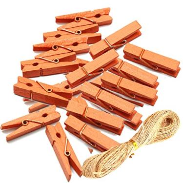 Imagem de Topxome 100 peças de mini prendedores de roupa de madeira natural pequeno prendedor de roupa mini clipes de foto suporte de colagem de imagens com barbante de juta (laranja)