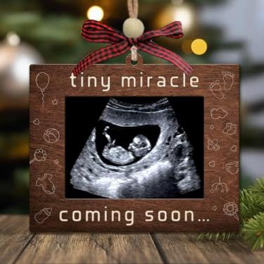 Imagem de Mondily Ornamento de moldura de anúncio de gravidez, ornamento minúsculo milagre em breve com foto, moldura de ultrassom para bebê, enfeite de Natal para futuros pais, presente de revelação de bebê