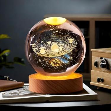 Imagem de Luminária Galáxia 3D em Vidro e Madeira, Base LED USB, Sistema Solar Decorativo, 7x9cm, Design Minimalista para Casa e Escritório