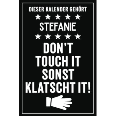 Imagem de Stefanie - Don't touch it sonst klatscht it!: Lustiger Personalisierter Kalender 2022 A5 I Klassisch & Elegant In Schwarz I Taschenkalender 2022 I ... Geschenk für Familie, Freunde, Kollegen