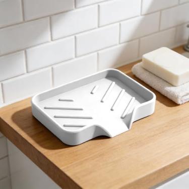 Imagem de Saboneteira de silicone com dreno, suporte de sabão inclinado com bico de despejo, bandeja de sabão em cascata autodrenante para organizador de pia de banheiro e cozinha, branca