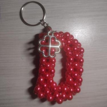 Imagem de Chaveiro de pérolas letra D vermelho  - VArt's Brechó e Variedades 