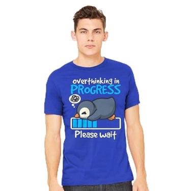 Imagem de TeeFury - Penguin Overthinking in Progress - Camiseta masculina animal, pinguim, Azul marino, GG