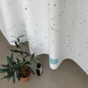 Imagem de onesevennine Cortina de chuveiro de designer coreana – Sem costura, resistente à água (180 cm L x 208 cm C) Azul respingo - Inclui 12 ganchos de plástico para fácil configuração