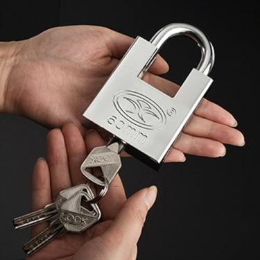 Imagem de Cadeado de segurança de manilha fechada resistente com 3 chaves, trava monobloco de hardware de aço sólido endurecido, manilha grossa para garagens, recipientes, galpões, armários, portões e