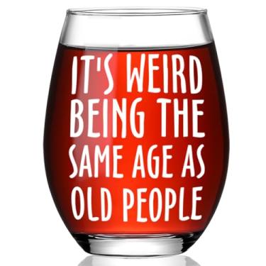 Imagem de Ymzkpoa Presentes de aniversário engraçados para mulheres, It's Weird Being The Same Age as Old People Taça de vinho sem haste para esposa, avô, mãe, amigos, mãe, presentes para idosos para Dia dos