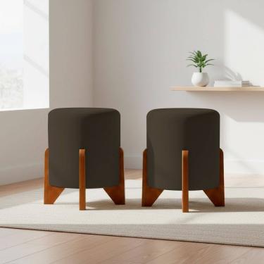 Imagem de Kit 2 Puffs Decorativos Eloah Redondo Assento Extra para Sala Quarto Suede Cores Pufe com Pés de Madeira