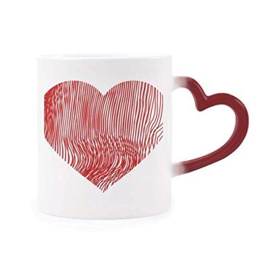 Imagem de Caneca sensível ao calor com estampa de dedo Dia dos Namorados em formato de coração vermelha que muda de cor