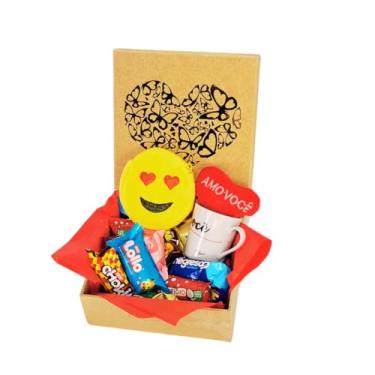 Imagem de Cesta de Presente Romântica com Chocolates, Caneca Personalizada e Emoji de Pelúcia, Dia dos Namorados (Coração De Borboleta)