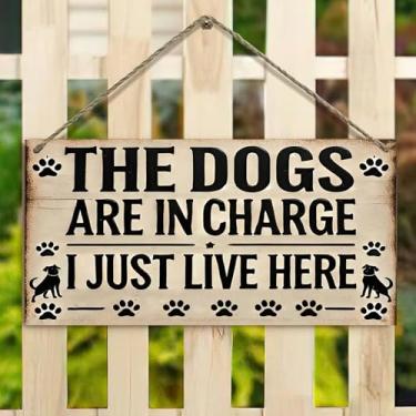 Imagem de Placa de pendurar de 10 x 20 cm - Placa de cachorro está no comando com estampas de pata, decoração rústica de casa de fazenda para cerca, varanda, jardim (casa vintage e design floral)