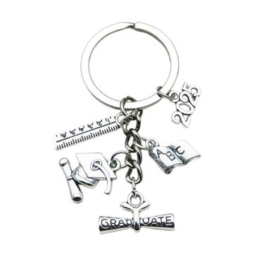 Imagem de Chaveiro de graduação 2025 com boné, régua e certificado