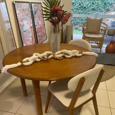 Imagem de Colar de Mesa Decorativo Elos em Crochê Branco 120 cm – Artesanal, Fio Náutico e Madeira – Decoração Boho, Sala, Quarto e Aparadores