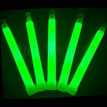 Imagem de Glow Sticks atacadista em massa, 100 varetas de luz verde de grau industrial de 15 cm. Cor brilhante, brilho de 12 a 14 horas, bastão de brilho de segurança com vida útil de 3 anos, marca GlowWithUs