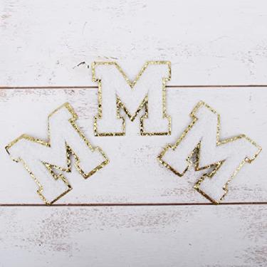 Imagem de Pacote com 3 adesivos de chenille ferro sobre purpurina, letras "M" - Tecido de chenille branco com acabamento em glitter dourado - Costurar ou passar - 5,5 cm de altura