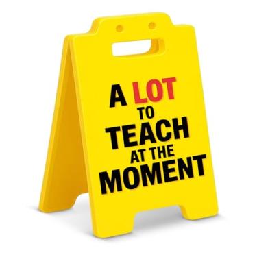 Imagem de Presentes engraçados para professores, mesa de escritório, placa decorativa muito para ensinar no momento, decoração de sala de aula para professores