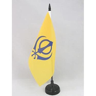 Imagem de Bandeira de mesa de religião sikh 12 cm x 20.3 cm - Bandeira de mesa sikhismo 21 x 14 cm - Bastão e base de plástico preto - AZ FLAG