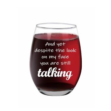 Imagem de Jogskeor And Yet Despite the Look on My Face Taça de vinho 425 g, presentes sarcásticos para mulheres, presentes de aniversário de Natal para irmãs amigas colegas de trabalho