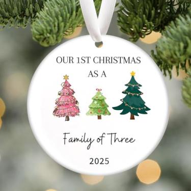 Imagem de Enfeites de Natal 2025 - Nosso primeiro Natal como uma família de três ornamentos únicos redondos de cerâmica 1º enfeites de Natal para pais novos presentes para casais, mãe, pai, decorações de árvore