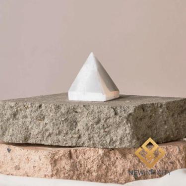 Imagem de Pirâmide de Selenita 6cm Pedra Natural Cristal energético - Infinity, 