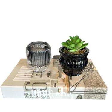 Imagem de Decoração sala livro home + vaso preto + castiçal vidro fumê