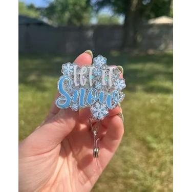 Imagem de Carretel retrátil para crachá de neve de Natal e inverno com etiqueta de nome de floco de neve azul com clipe de jacaré acrílico para crachá de feriado para RN CNA LPN trabalhador médico professor
