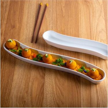 Imagem de BekPooQ Prato de aperitivo de cerâmica, bandeja de servir de barco em forma de arco longo, pratos brancos de oliva de 30,5 cm, pode ir ao micro-ondas na lava-louças para entretenimento