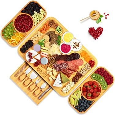 Imagem de ROYAL CRAFT WOOD - Conjunto de tábua e facas de queijo - tábua de queijo de bambu, travessa de charcutaria e bandeja de servir (44,5 cm x 33 cm) com bandejas laterais