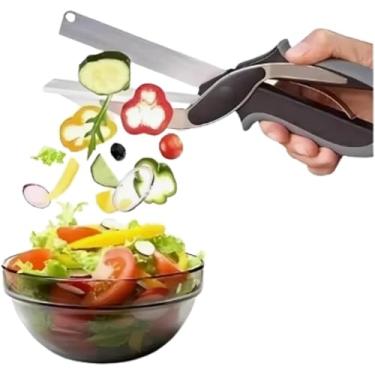 Imagem de Tesoura Cortador de Alimentos 2 em 1 Clever Cutter com Tábua Acoplada | Faca de Cozinha em Inox para Legumes Frutas e Queijos | Picador de Verduras Anatômico com Trava de Segurança e Cabo Emborrachado