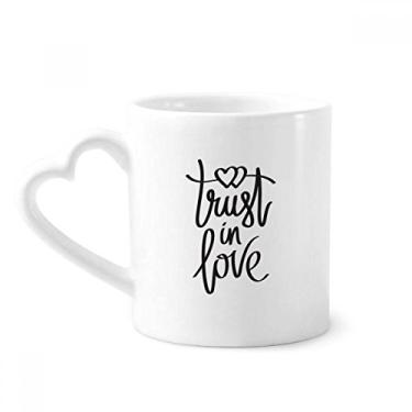 Imagem de Caneca de cerâmica Trust in Love com citação de café copo de coração de vidro