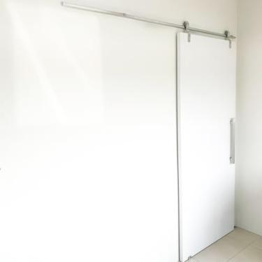 Imagem de Porta Branca 80cm + Kit De Correr 1,5m + Puxador Flat Polido