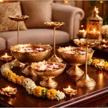Imagem de Conjunto autêntico de taj urli Diyas, suporte antigo, feito à mão, flor flutuante, decorativo, lótus, urli, lâmpada espiritual, festival, diwali, evento, vela, chá, luz, metal, latão, ouro