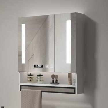 Imagem de Armário de remédios com espelho de banheiro de LED – Armazenamento inteligente antiembaçamento montado na parede com luz LED, exibição de tempo, design moderno, prateleira aberta e barra de toalha