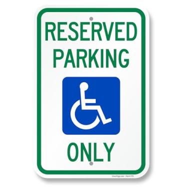 Imagem de SmartSign Placa de estacionamento reservado de 45,7 x 30,5 cm com símbolo para deficientes, composto de alumínio de 120 mm (ACM), material reflexivo de grau de engenheiro, verde/branco, furos