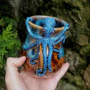 Imagem de Caneca de cerâmica de polvo 3D - Copo de café feito à mão com tartarugas, baleias e golfinhos - Presente engraçado com tema do oceano para amantes do mar e viciados em café (B)
