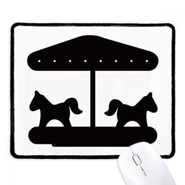 Imagem de Mousepad preto Carousel com contorno do parque de diversões, borda costurada, tapete de jogos de borracha