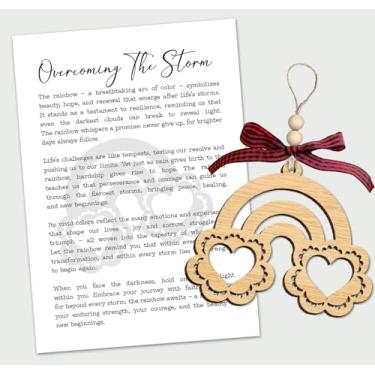 Imagem de Enfeite de arco-íris - Cartão de história de superação da tempestade - arco-íris de madeira com design de nuvem de coração - símbolo de esperança força e renovação - lembrança inspiradora que
