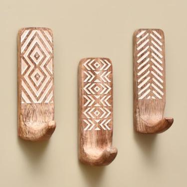 Imagem de Indian Shelf Ganchos de parede adesivos de madeira decorativos Boho para casacos – 3 ganchos 6 tiras, à prova d'água, suporte de toalha à prova de ferrugem, cabides sem broca para banheiro e cozinha