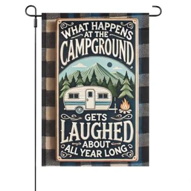 Imagem de What Happens At The Campground Gets Laughed About All Year Long Flags Banner inspirador para acampamento