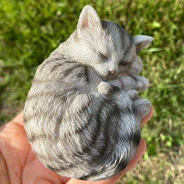 Imagem de Basuo-9Q Mini estátua de gato de resina, estatueta felina simulada, escultura de gatinho dormindo para decoração de casa (cinza)