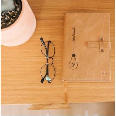 Imagem de Bíblia com capa de couro legítimo caramelo "light of the world" - Cort