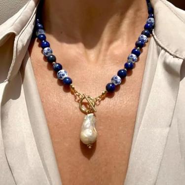Imagem de 1 chaveiro de porcelana sintética pérola azul e branca estilo vintage com uma corrente de pingente colorido de liga de inspiração barroca, perfeito para uso diário feminino, festas, bailes e férias.
