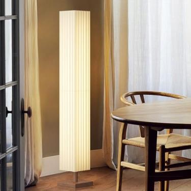 Imagem de Luminária de chão decorativa clássica para ambientes internos, com cúpula de tecido e acabamento em nogueira. Ideal para leitura em sofás, salas de estar, quartos e escritórios.