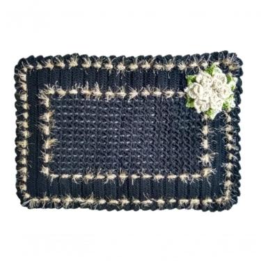Imagem de Tapete Preto Com Flor Branca De Crochê Artesanal