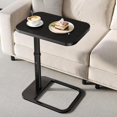 Imagem de Bandeja de TV preta com altura ajustável de 9 níveis, canto dobrável e cantos de metal arredondados, mesa lateral de sofá em forma de C para sofá, cama, cadeira, sala de estar, mesa de lanche para